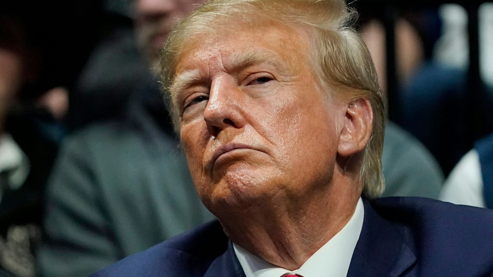 Donald Trump, ehemaliger Präsident der USA, schaut zu beim Finale der NCAA Wrestling Championships im BOK Center in Tulsa, Oklahoma.