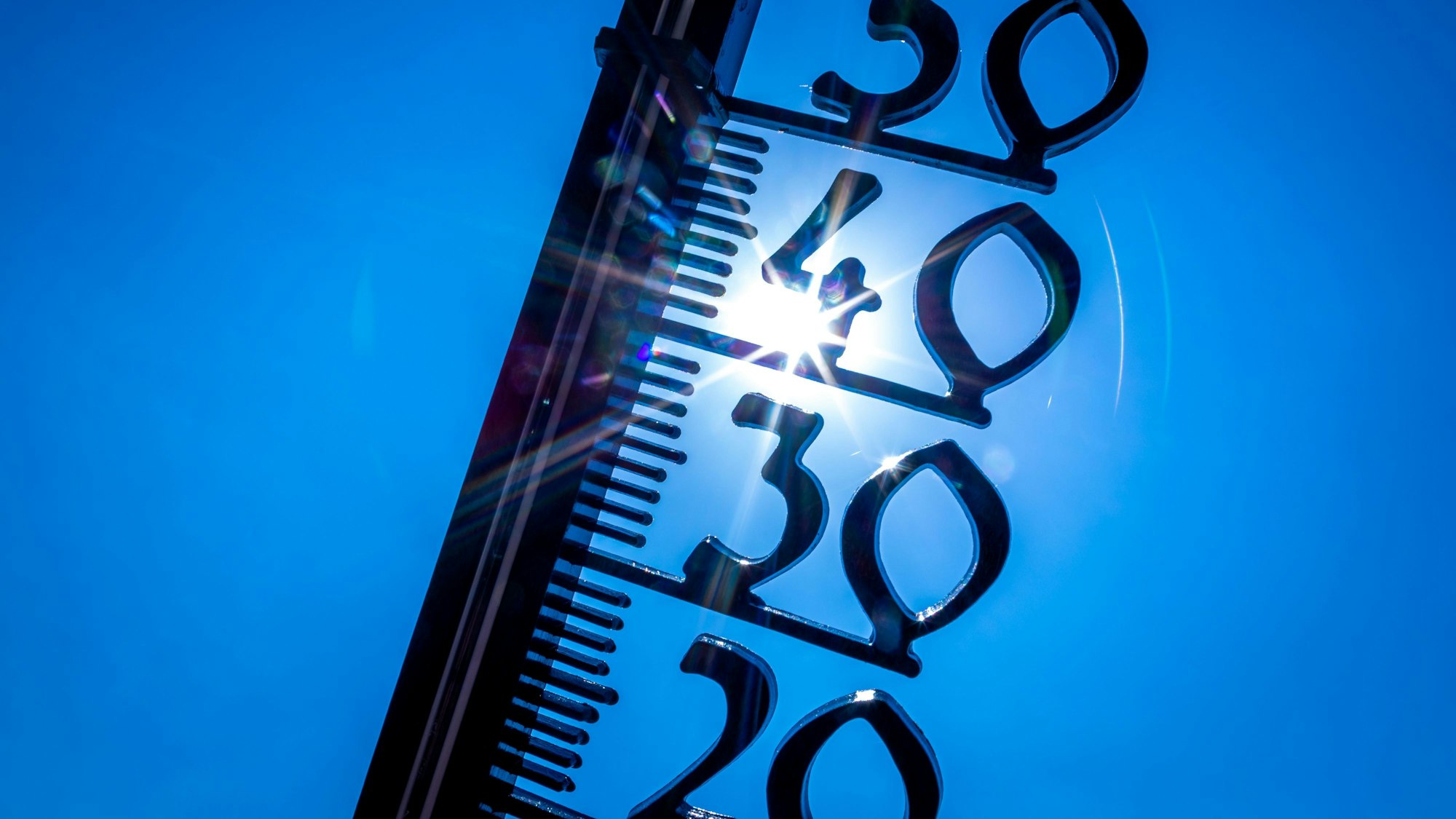 Ein Außenthermometer in einem Kleingarten zeigt die Temperatur von knapp 40 Grad an.