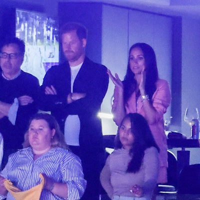 Prinz Harry und Meghan Markle schauen ein Basketballspiel in Los Angeles zu.