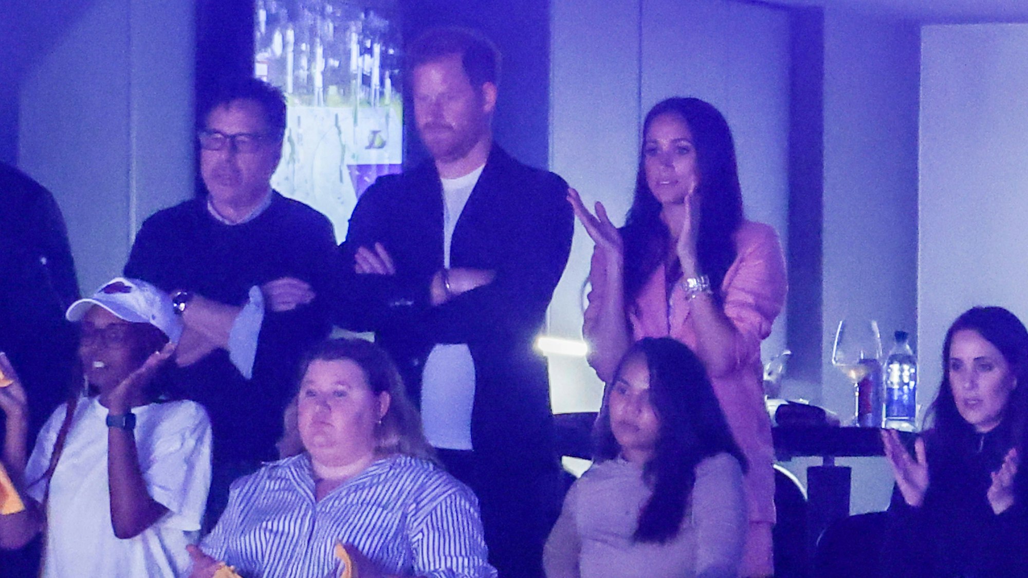 Prinz Harry und Meghan Markle schauen ein Basketballspiel in Los Angeles zu.