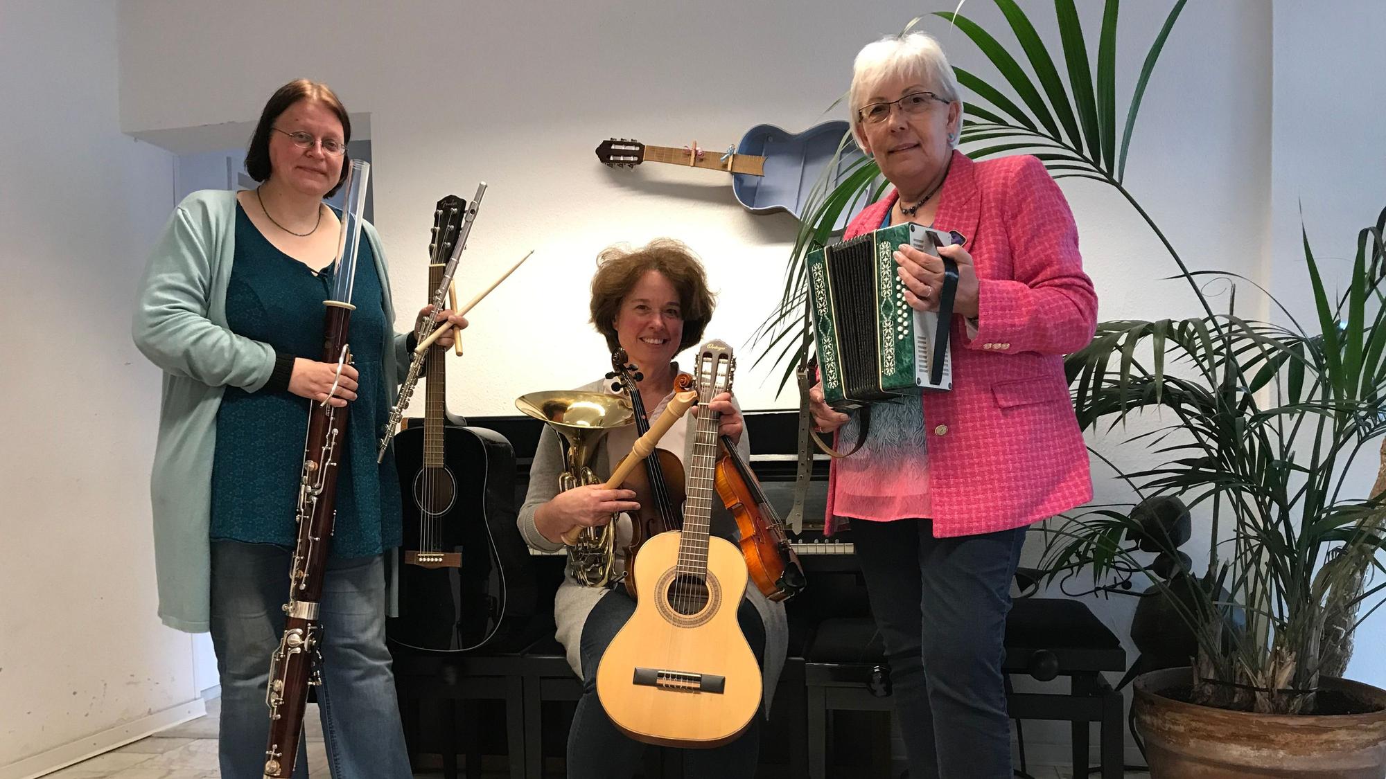 Drei Frauen mit Musikinstrumenten.
