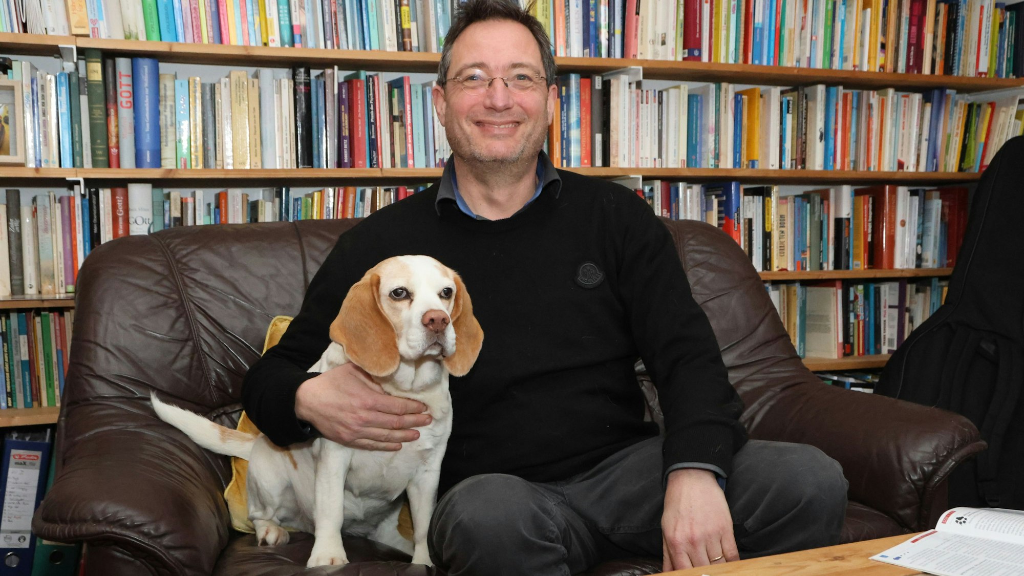 Beagle Lotta und Pfarrer Henning Strunk.