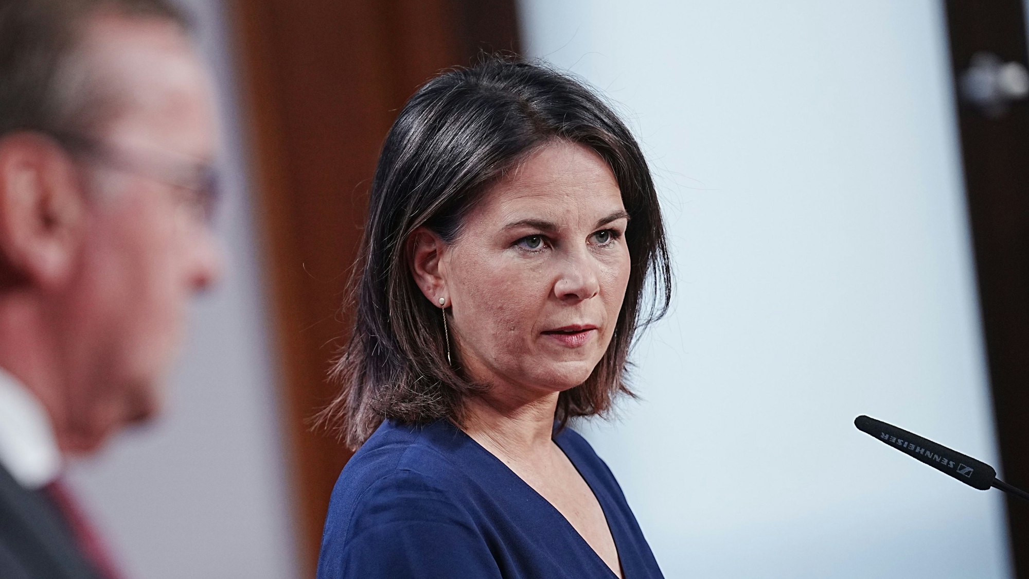 Bundesaußenministerin Annalena Baerbock (Grüne) spricht auf einer Pressekonferenz. Im Vordergrund ist Bundesverteidigungsminister Boris Pistorius (SPD) zu sehen.