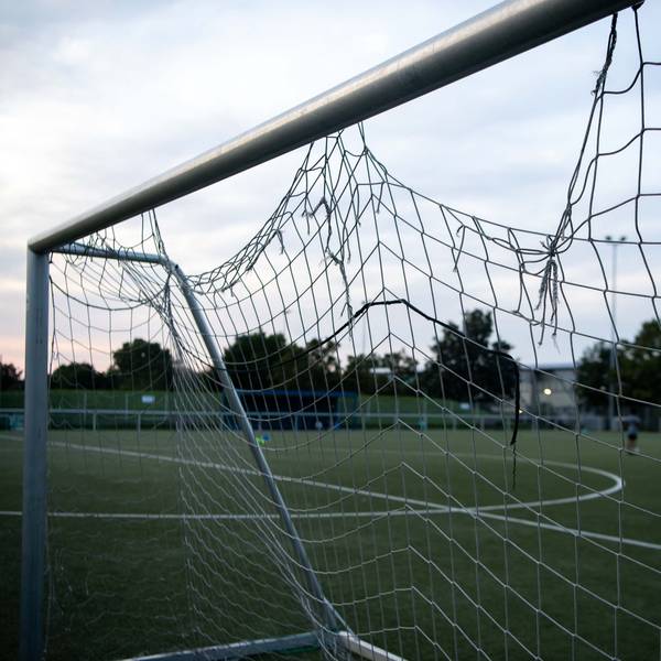 Das Bild zeigt ein Fußballtor, in dem das Netz gleich an mehreren Stellen kaputt ist.