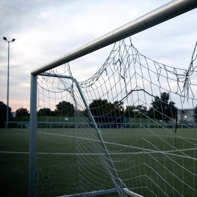 Das Bild zeigt ein Fußballtor, in dem das Netz gleich an mehreren Stellen kaputt ist.
