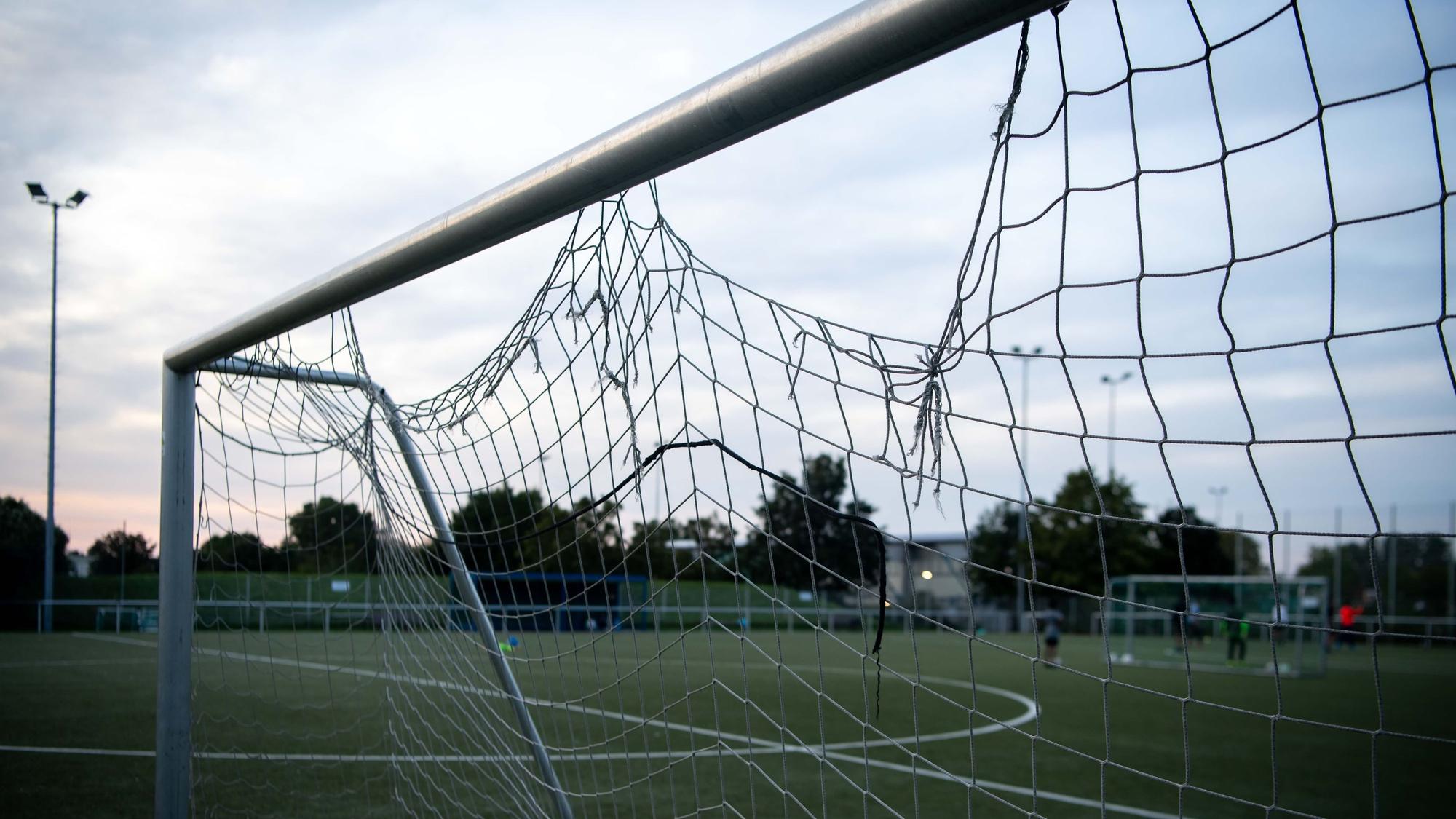 Das zerrissene Tornetz im Erftstadion.