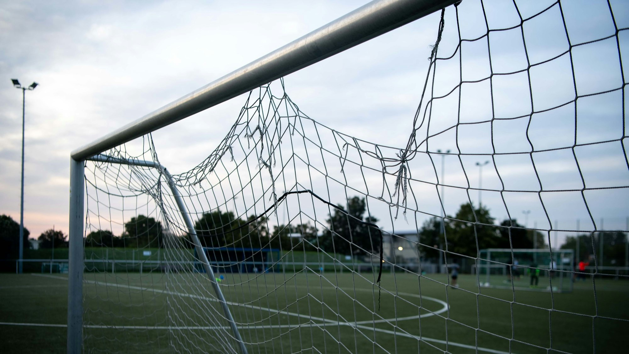 Das zerrissene Tornetz im Erftstadion.