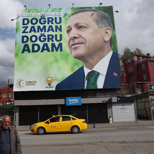 Ein Bild von Recep Tayyip Erdogan, das an einem Gebäude in Ankara hängt