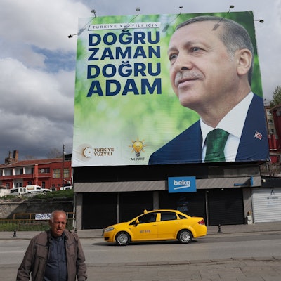 Ein Bild von Recep Tayyip Erdogan, das an einem Gebäude in Ankara hängt
