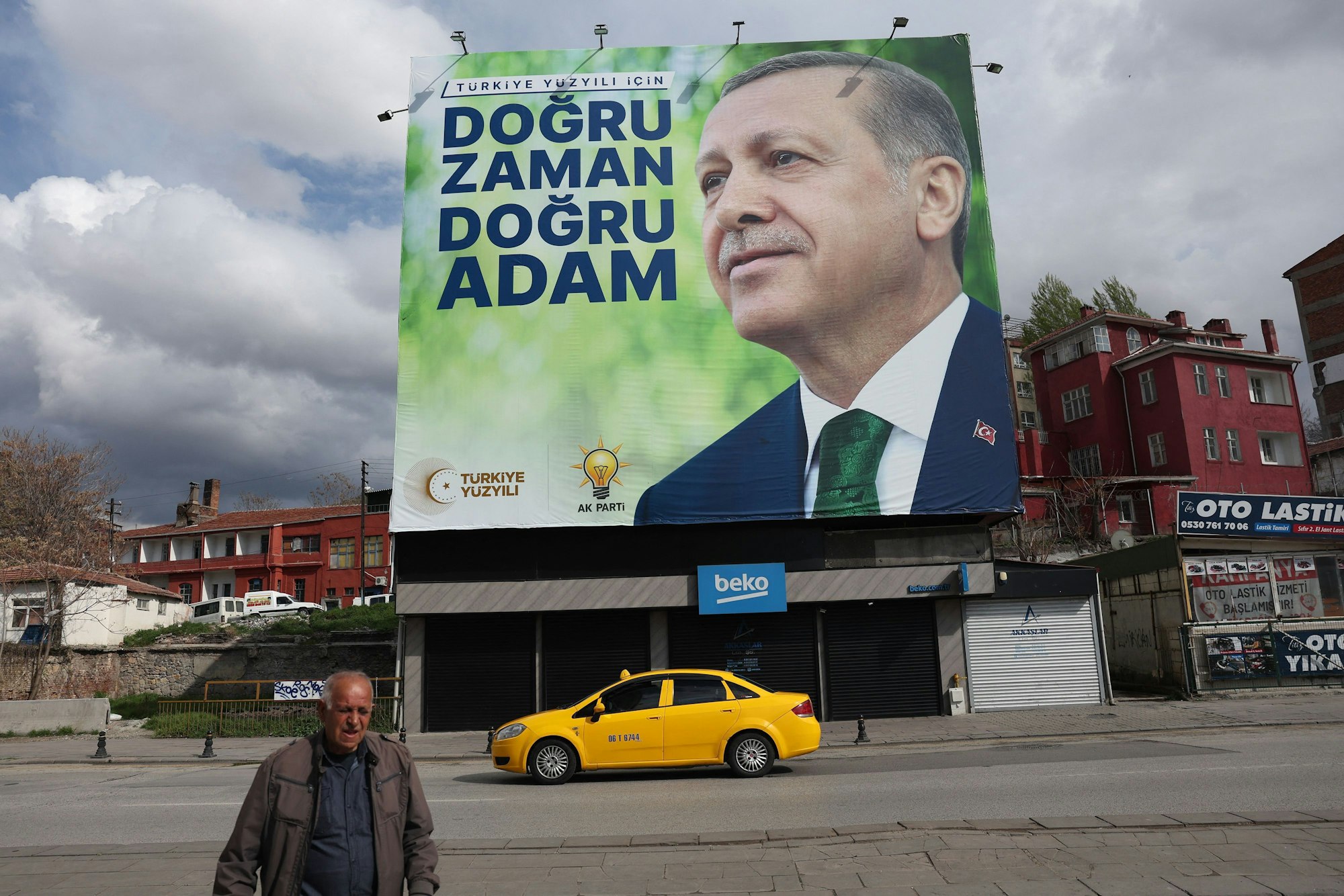 Ein Bild von Recep Tayyip Erdogan, das an einem Gebäude in Ankara hängt