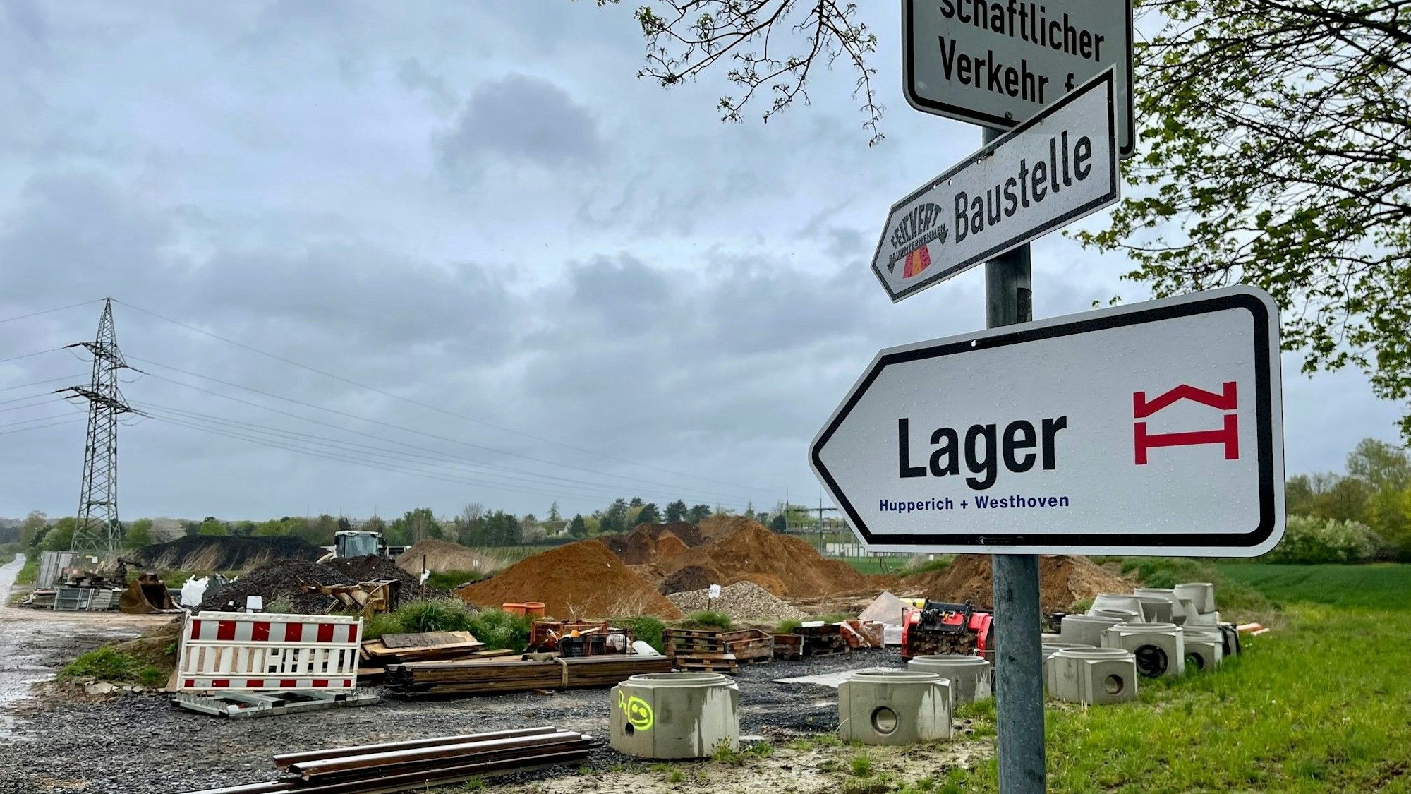 Kanalrohre, Erde und Gerätschaften liegen im großen Baustofflager an der Gudenauer Allee bereit.