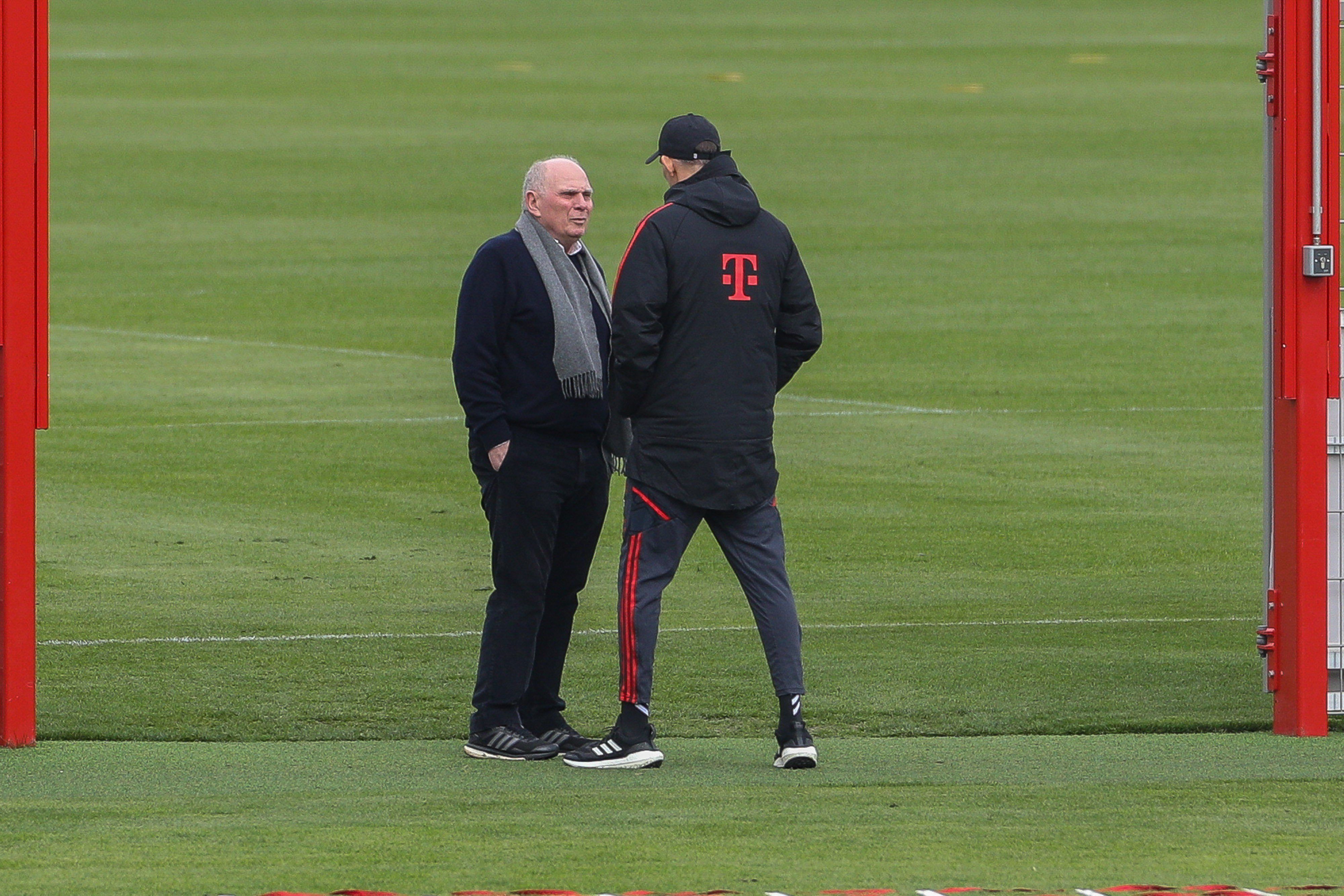 Ehrenpräsident Uli Hoeness (l) und Chef-Trainer Thomas Tuchel im Gespräch auf dem Trainingsplatz.