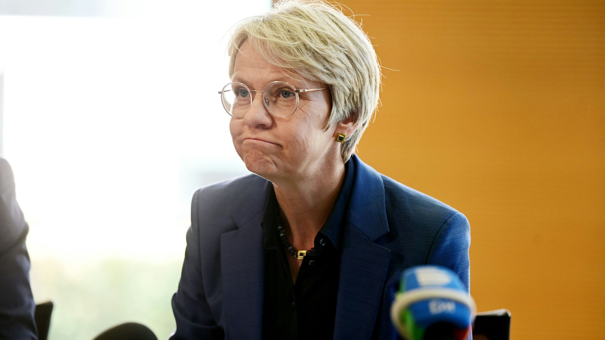 Dorothee Feller sitzt bei einer Pressekonferenz.
