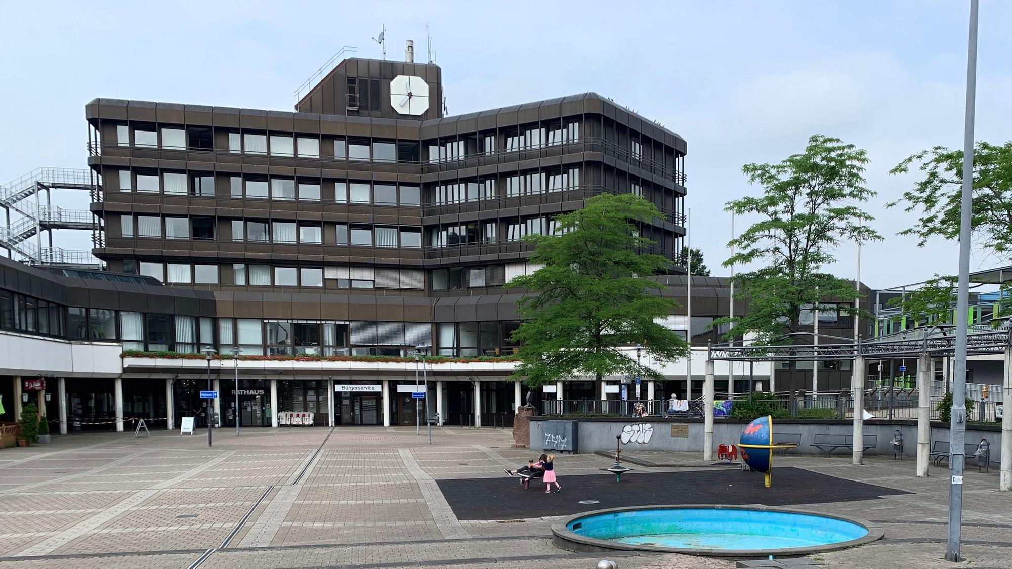 Leere Brunnen auf der Marktplatte vor dem Rathaus.