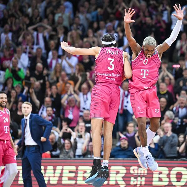 TJ Shorts und Tyson WardTyson Ward von den Telekom Baskets.