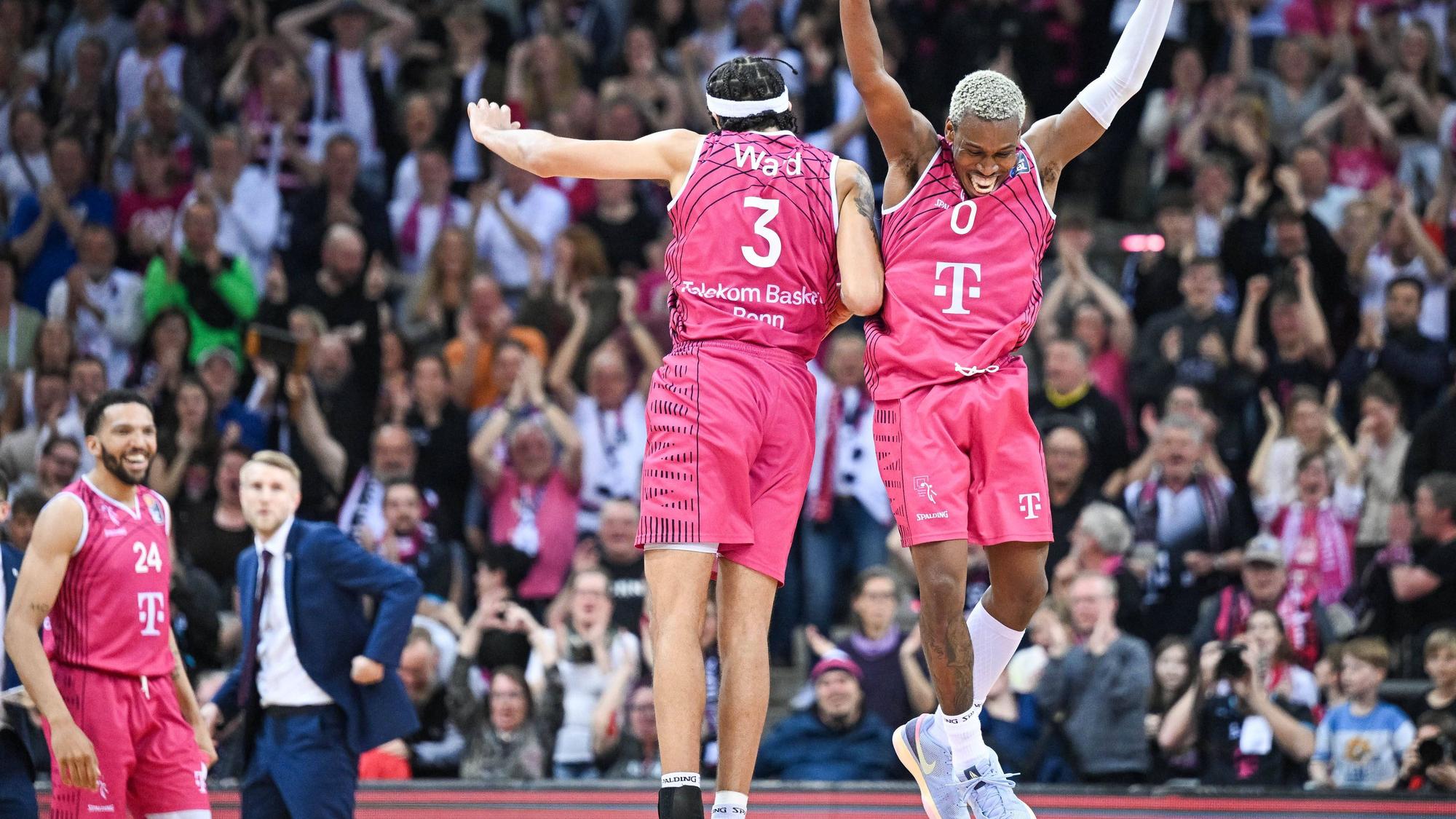 TJ Shorts und Tyson WardTyson Ward von den Telekom Baskets.