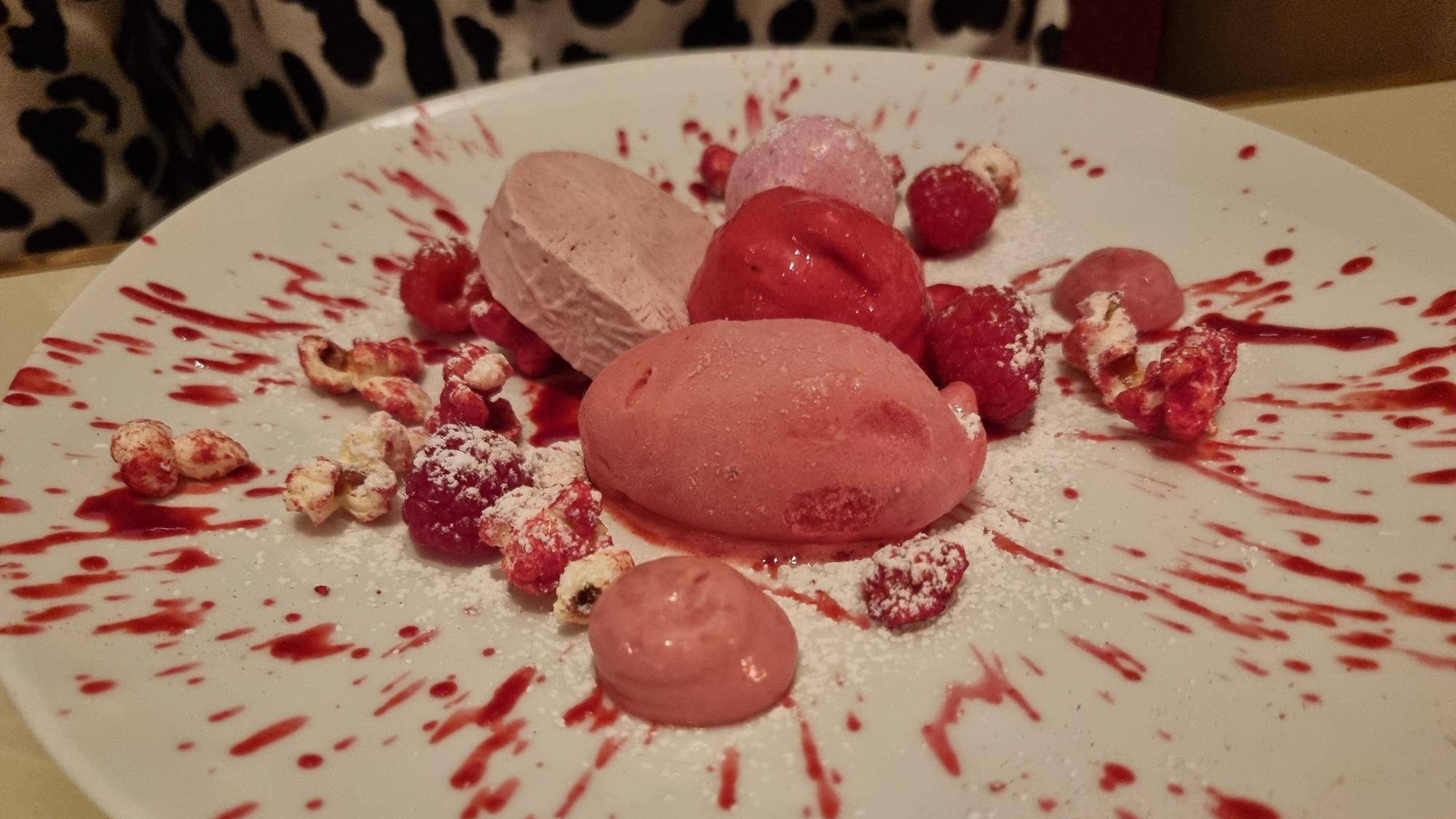 Optisch spektakuläre Dessert: „Himbeere – Brutal!“