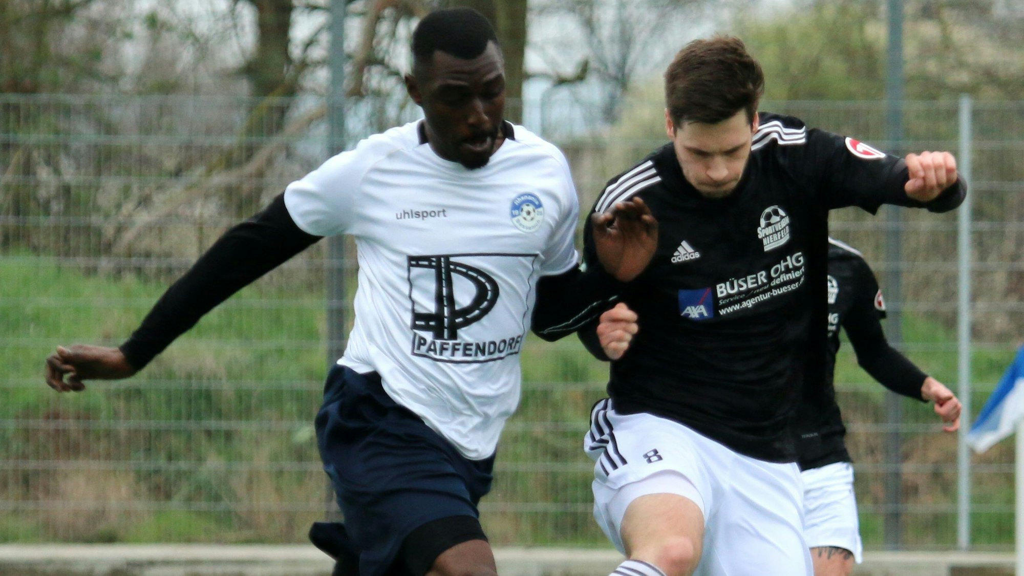 Hier kämpfen Christian Tshibumb (l.) und Jan Diederichs um den Ball.