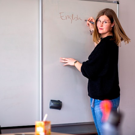 Alina Heuschkel, Referendarin im Kreis Euskirchen, schreibt auf ein Whiteboard.