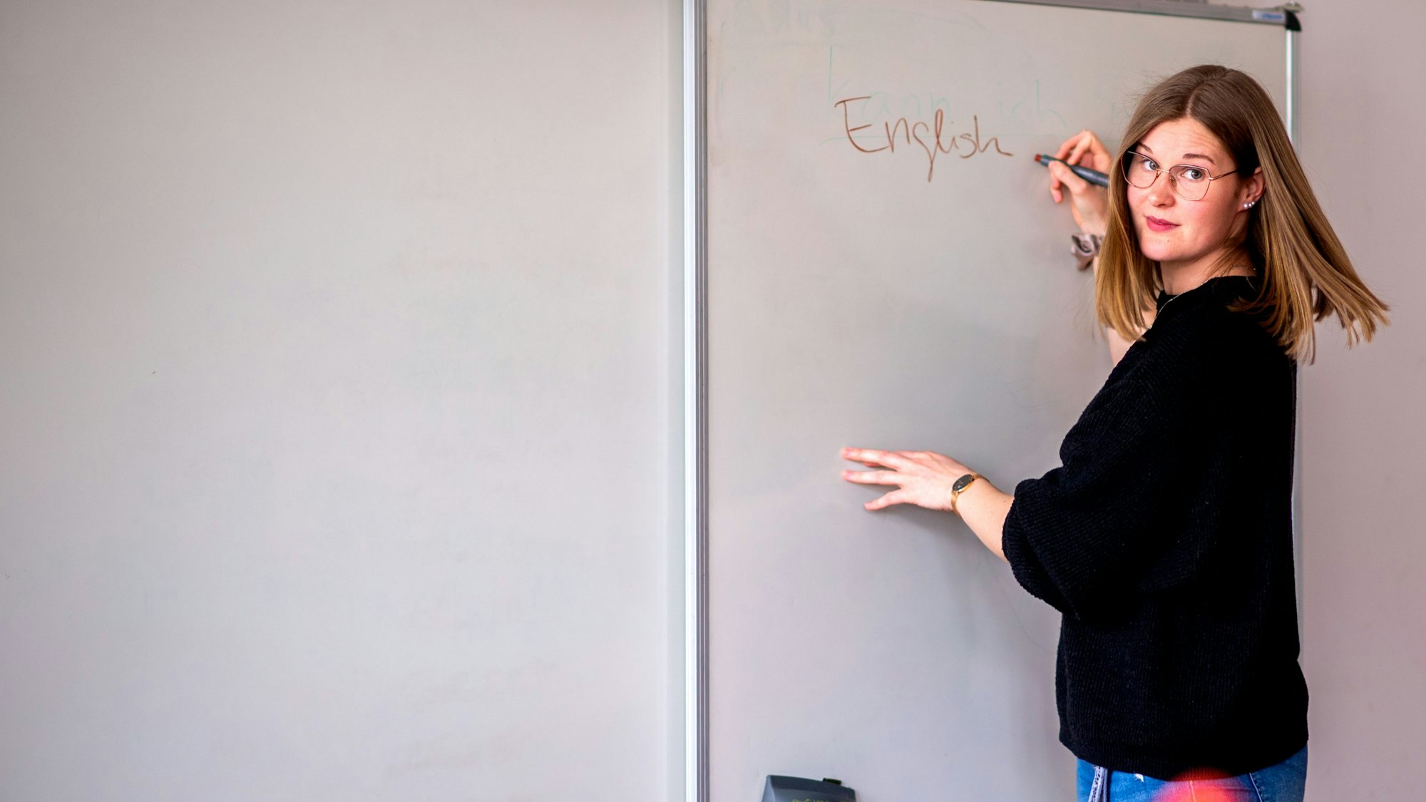 Alina Heuschkel, Referendarin im Kreis Euskirchen, schreibt auf ein Whiteboard.