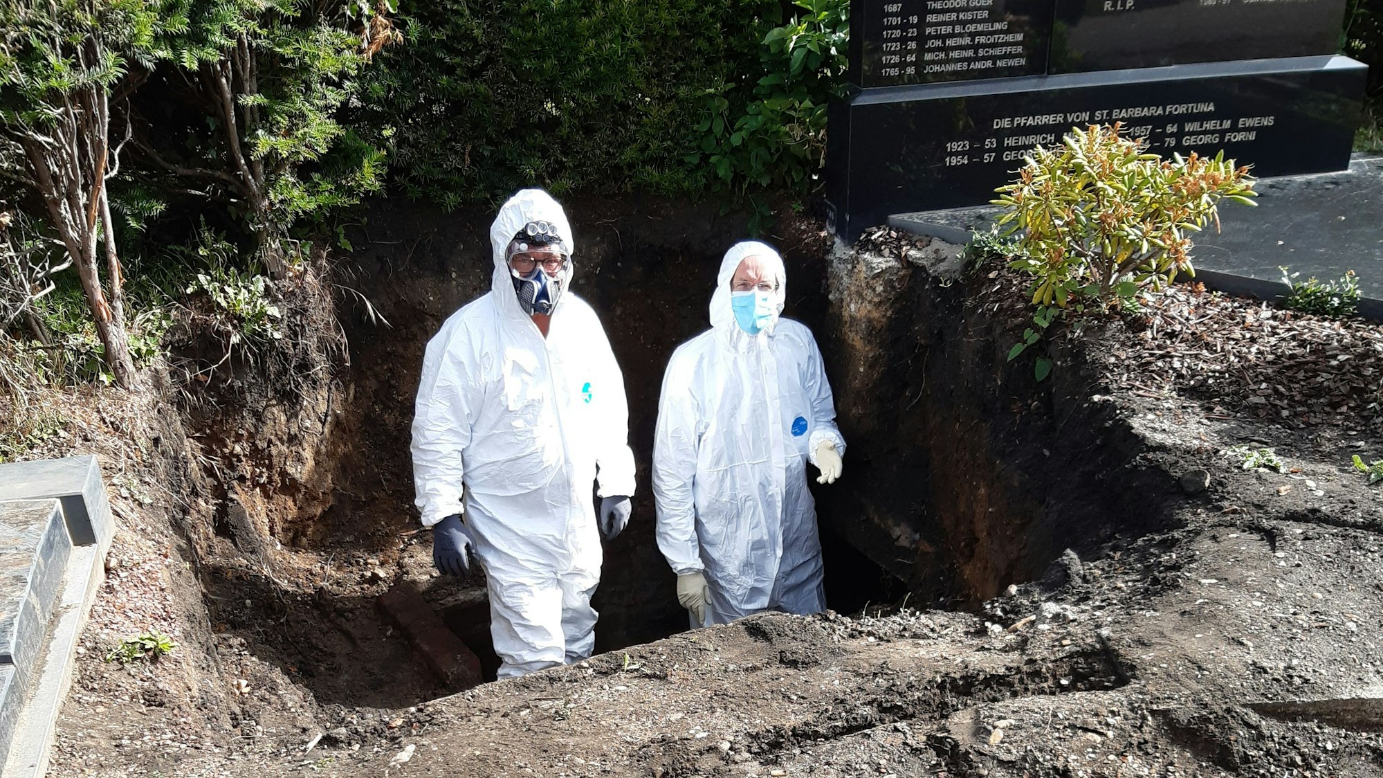 Zum Schutz vor Keimen trugen alle, die das Gewölbe betraten, Ganzkörperanzüge und Atemmasken.