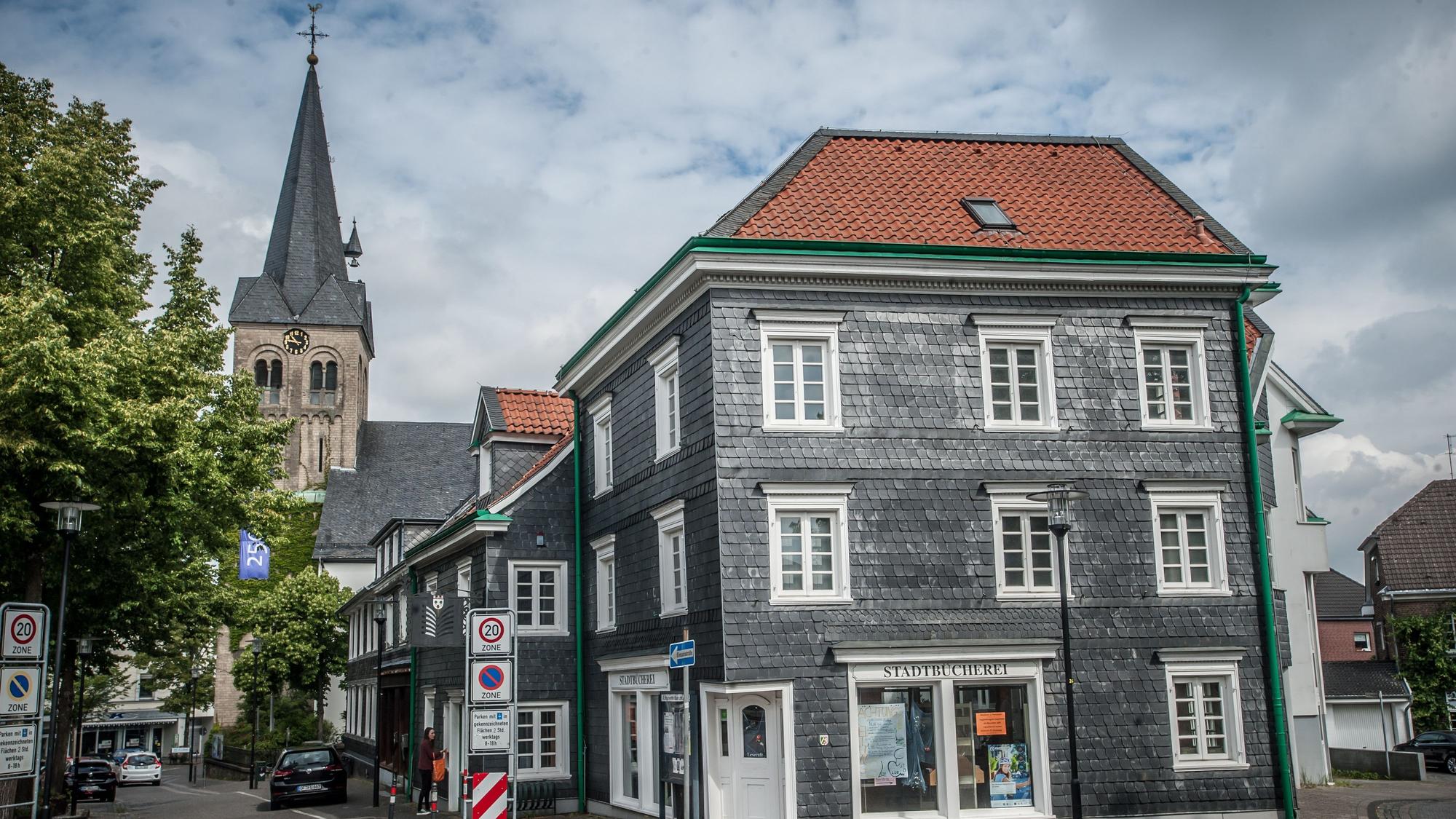 Die Stadtbücherei Burscheid im Zentrum der Stadt mit der evangelischen Kirche im Hintergrund. (Symbolbild)