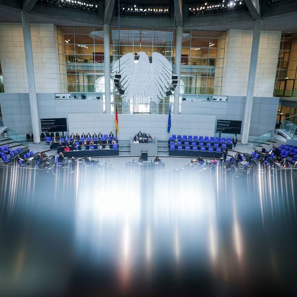 Die Bundesregierung tagt im Bundestag.