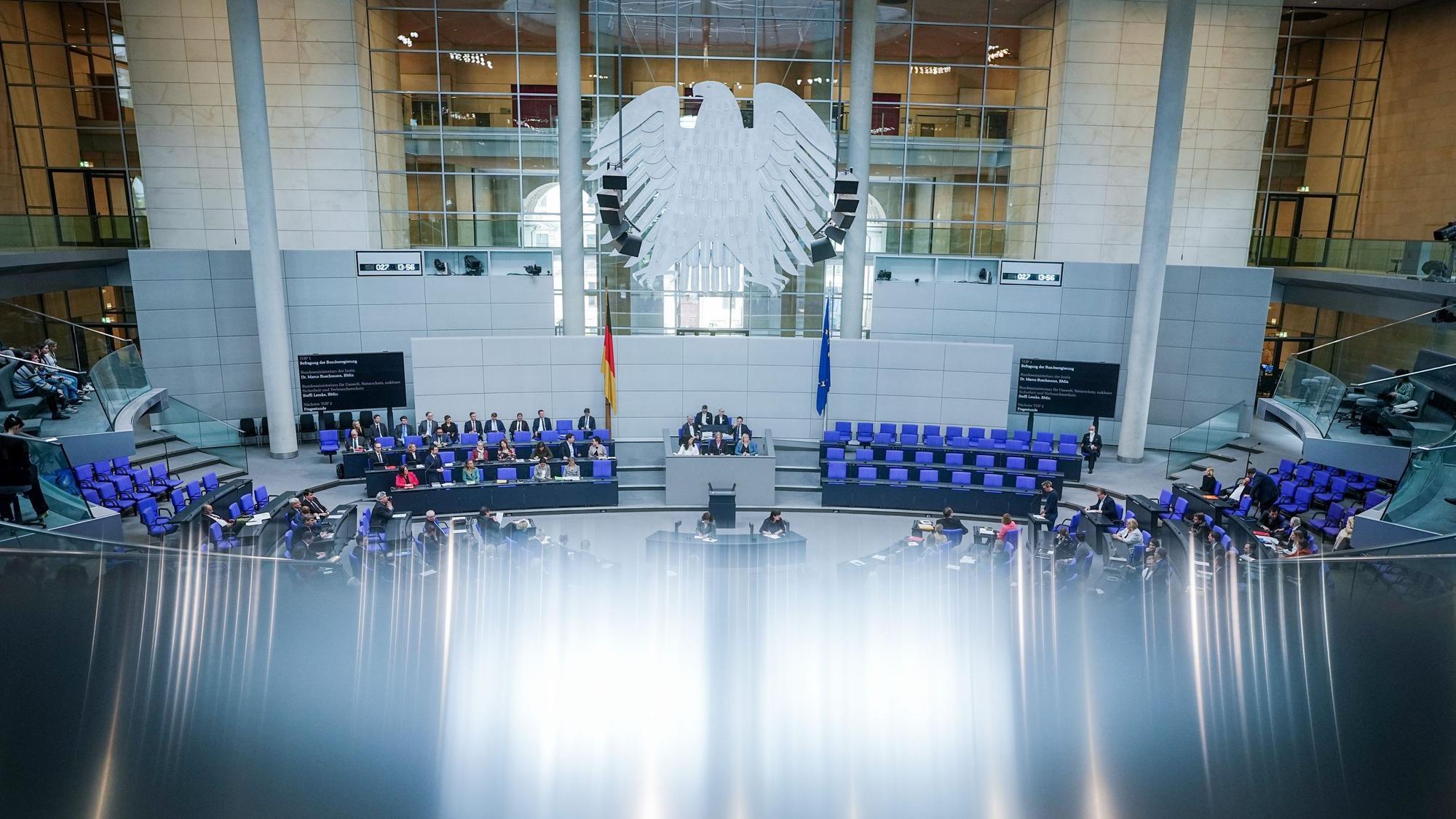 Die Bundesregierung tagt im Bundestag.