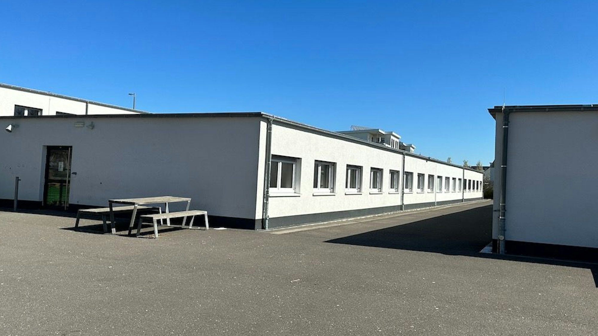 Außenansicht eines provisorischen Interimsbaus in weiß