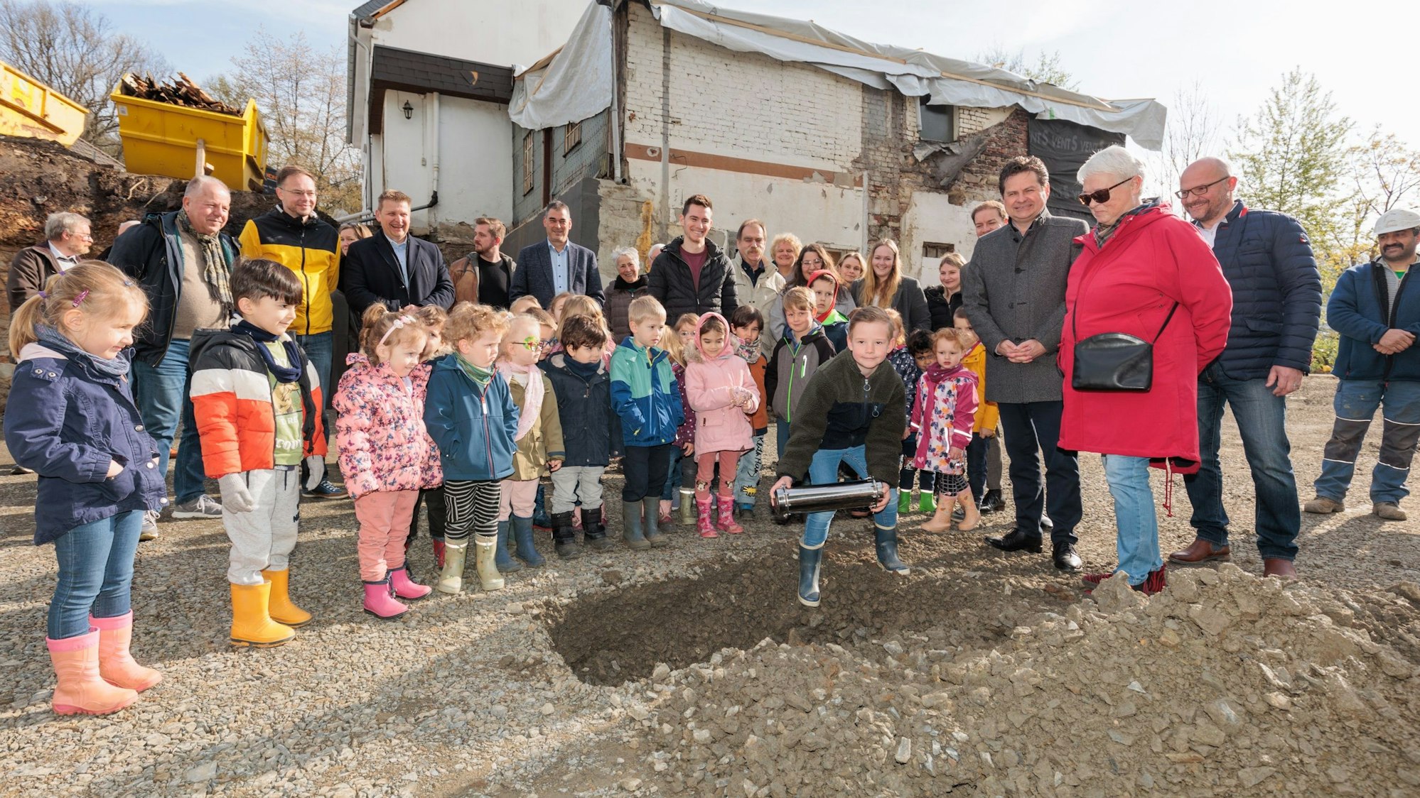 Die Metallhülse mit Dokumenten versenkte Kita-Kind Lewis unter den Augen von Dorothee Faulenbach.