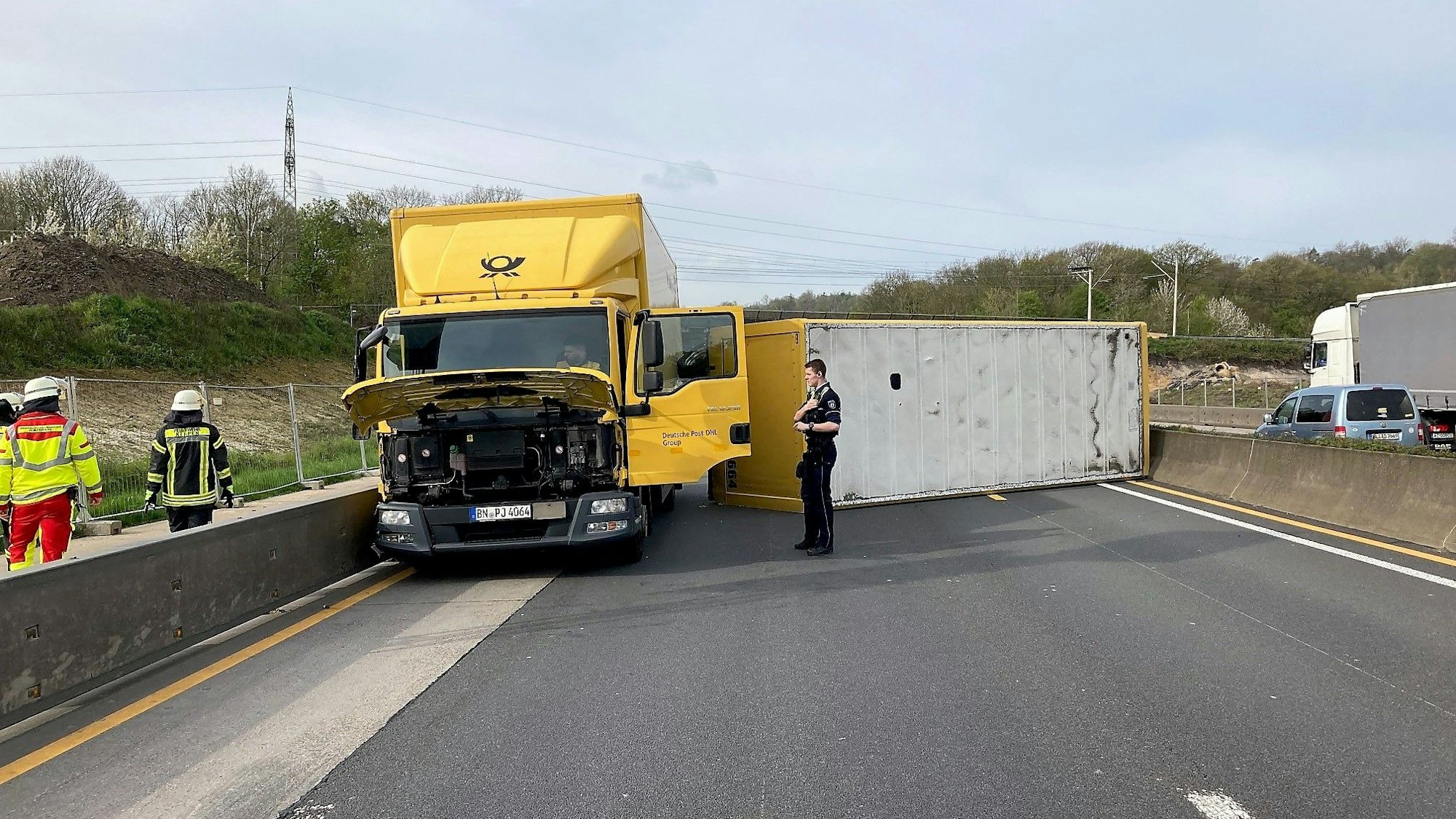 Autos und Lkw stehen auf der A4 nach einem Unfall im Stau. Eine Rettungsgasse ist gebildet.