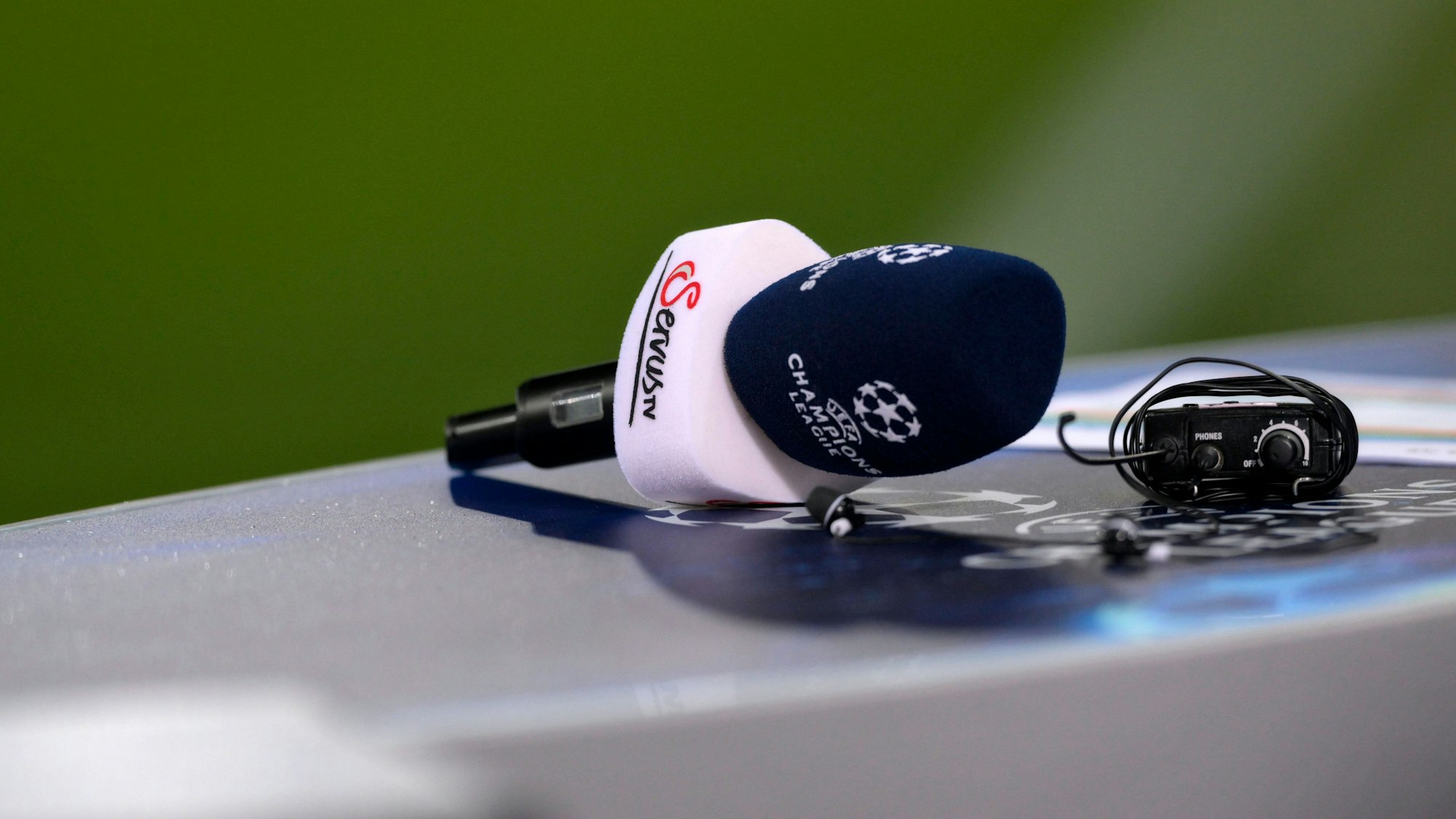 16.02.2022, Fussball UEFA Championsleague 2021/2022: Achtelfinale Hinspiel, RB Salzburg - FC Bayern München, in der Red Bull Arena Salzburg. SERVUS-TV Mikrofone auf dem Moderatorentisch *** 16 02 2022, Football UEFA Championsleague 2021 2022 Round of 16 first leg, RB Salzburg FC Bayern Munich, at Red Bull Arena Salzburg SERVUS TV microphones on the presenters table.