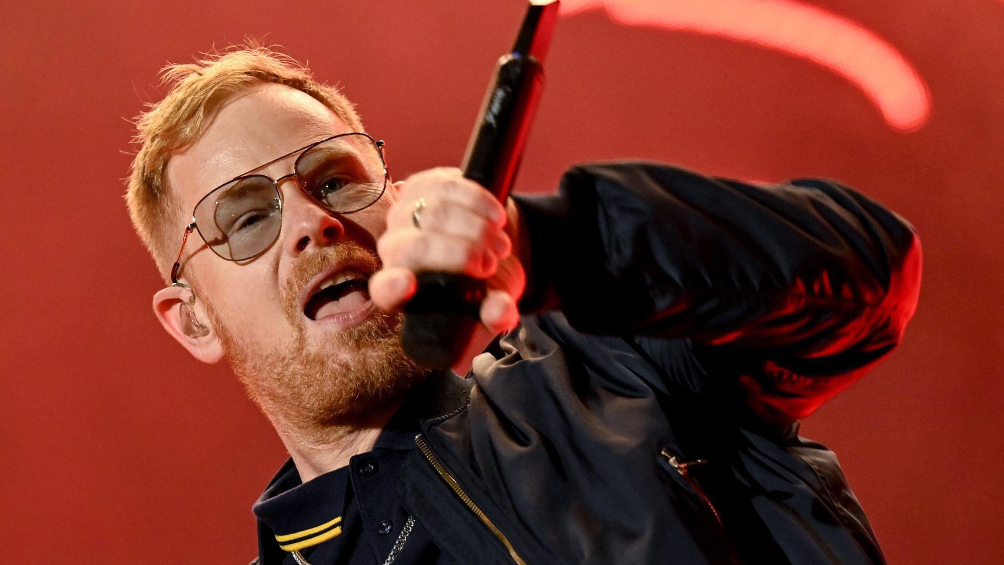 Peter Fox steht beim Lollapalooza Festival am Berliner Olympiastadion auf der Bühne.