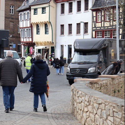 Passanten gehen über den Salzmarkt in Bad Münstereifel.