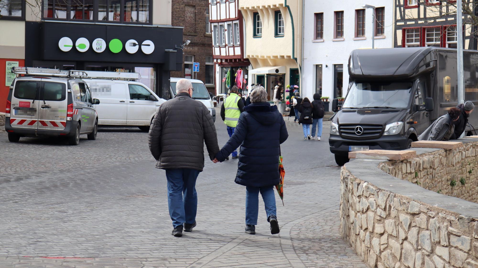 Zwei Fußgänger in der Innenstadt von Bad Münstereifel.