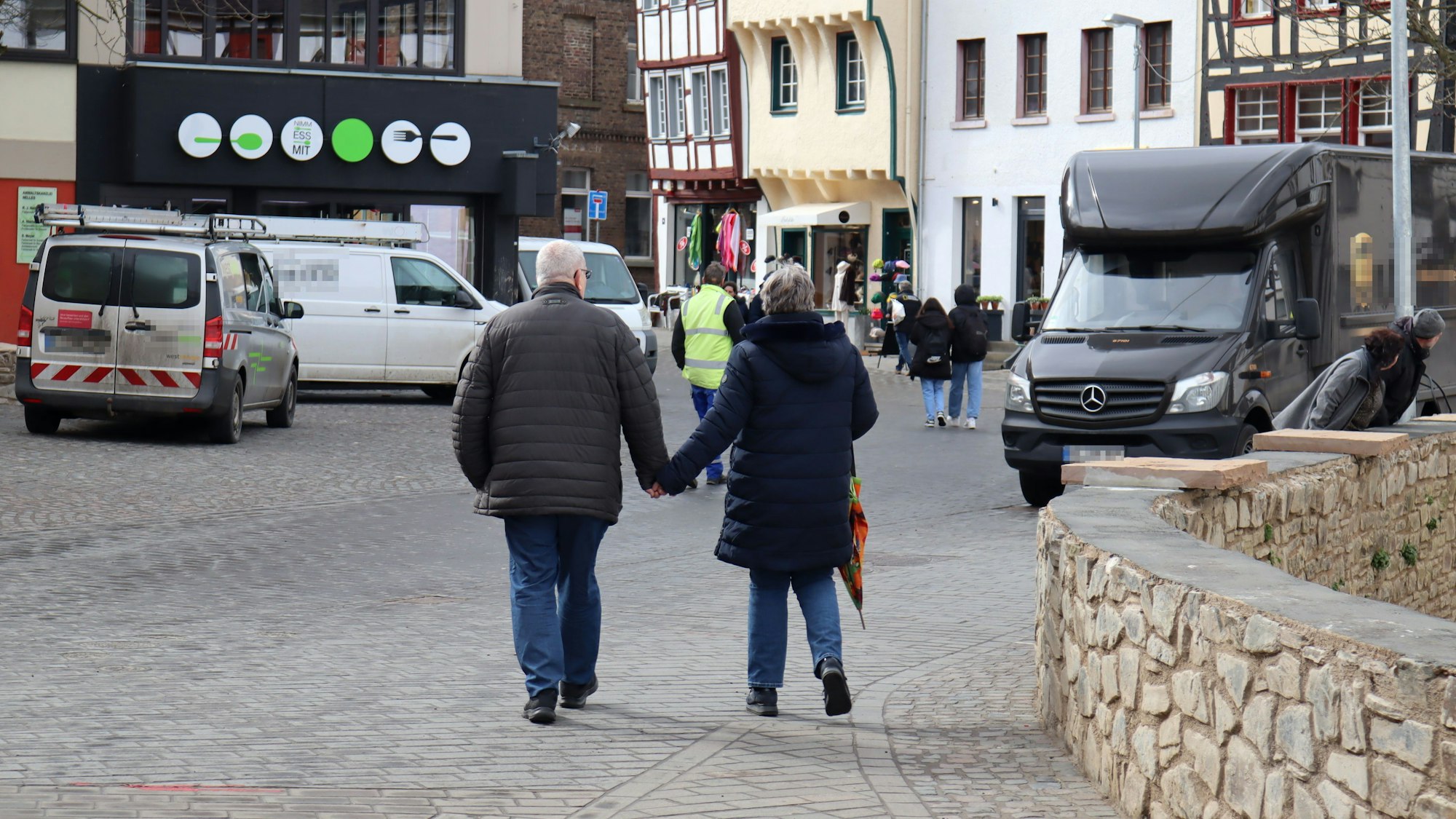 Zwei Fußgänger in der Innenstadt von Bad Münstereifel.