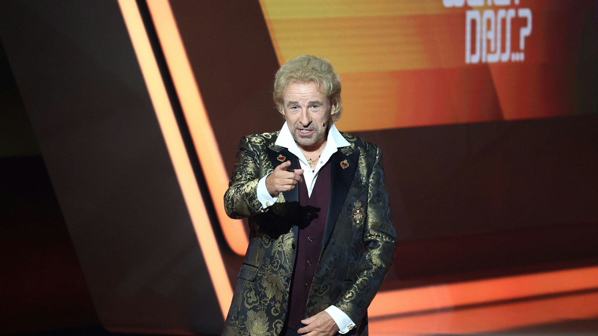 Thomas Gottschalk kommt zu Beginn der Jubiläumsshow "Wetten, dass..?" auf die Bühne.