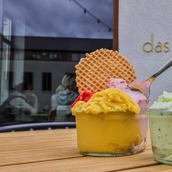 Zwei Glasbehälter mit Eis stehen auf einem Tisch