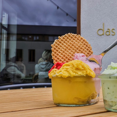 Zwei Glasbehälter mit Eis stehen auf einem Tisch