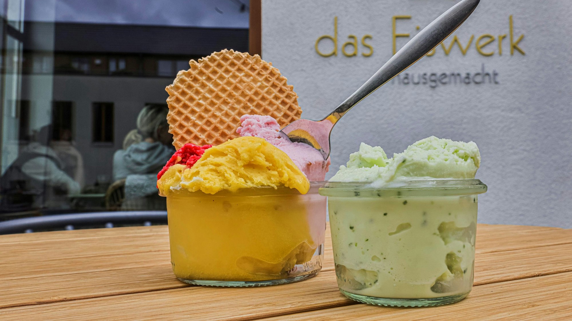 Zwei Glasbehälter mit Eis stehen auf einem Tisch