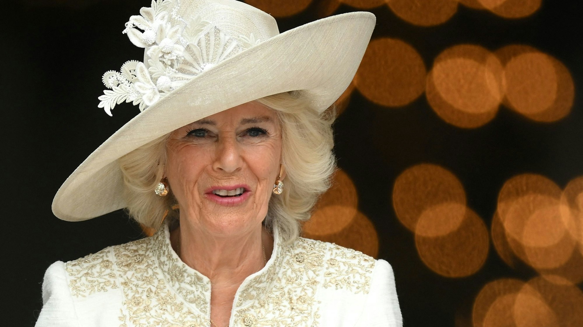 Camilla, die Frau von König Charles, trägt einen blumengeschmückten Hut