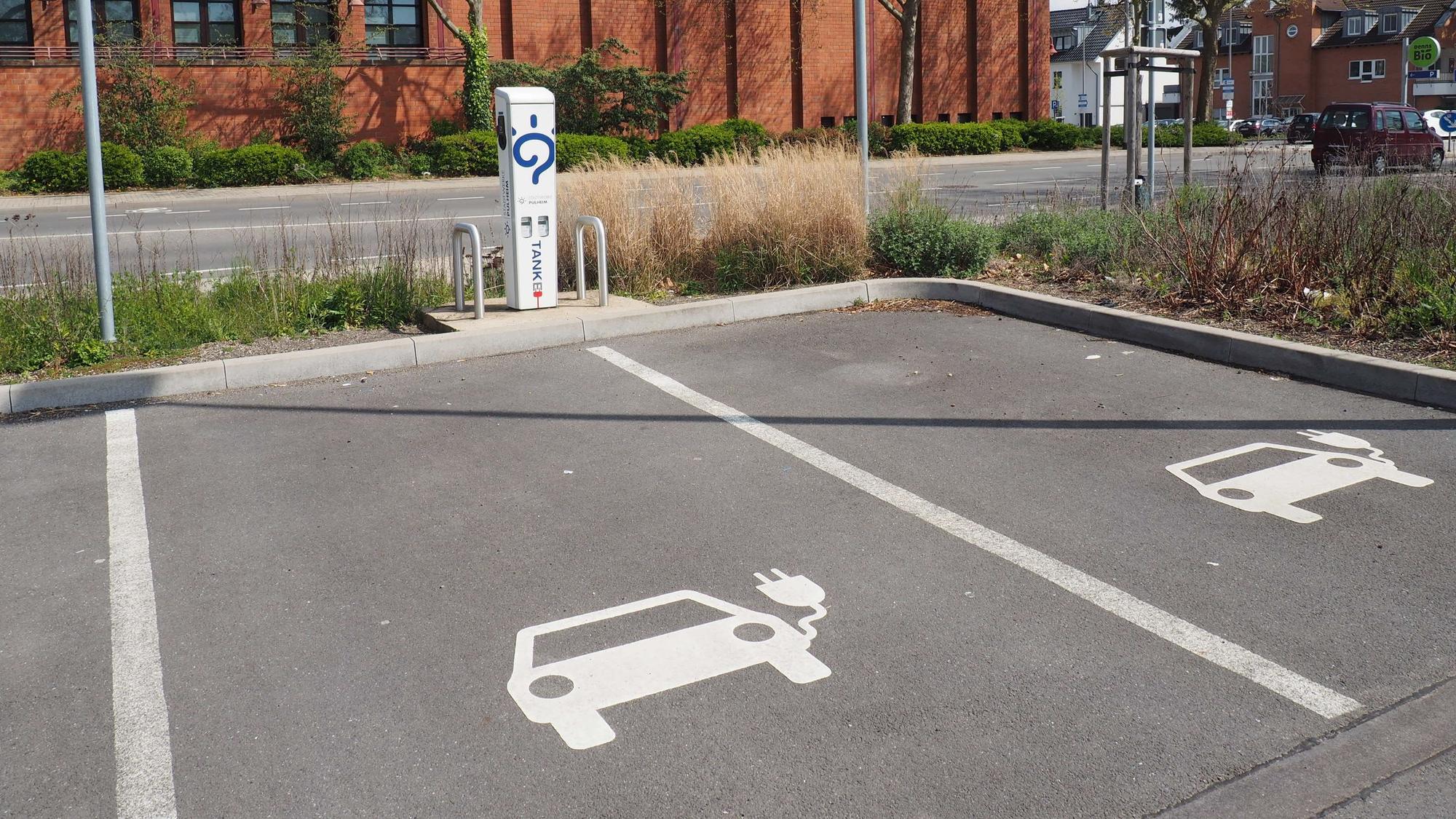 Man sieht Parkplätze für E-Autos.