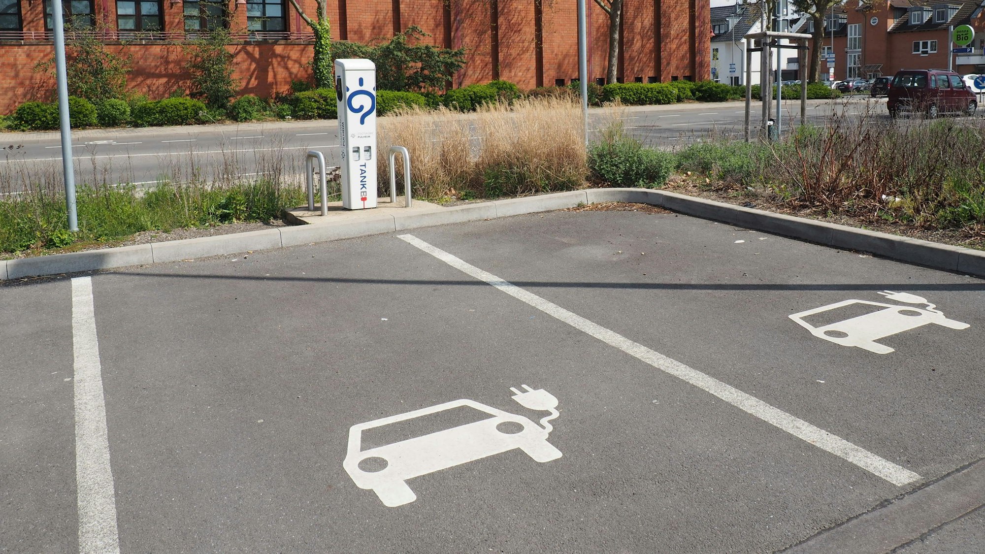 Man sieht Parkplätze für E-Autos.