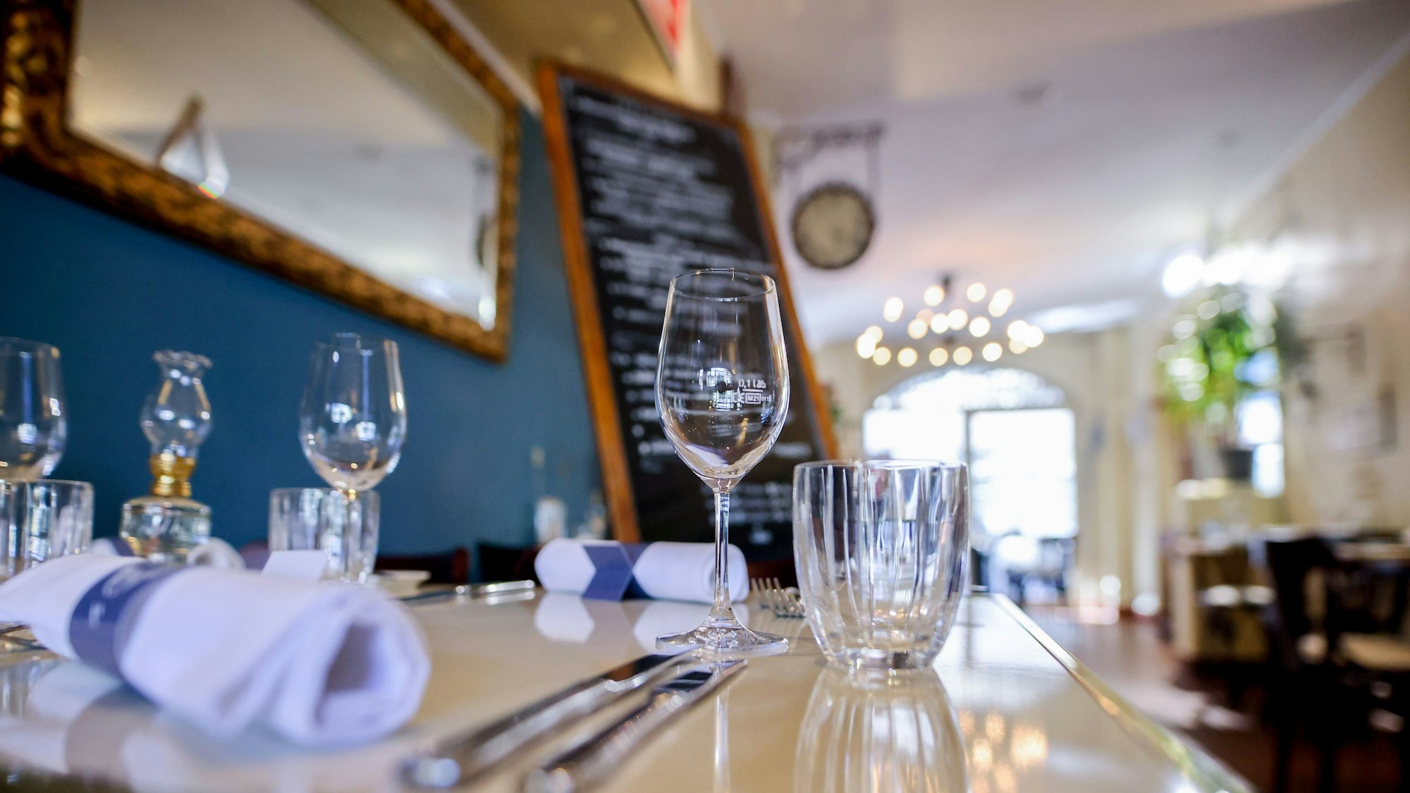 Mit Besteck, Gläsern und Servietten eingedeckter Tisch