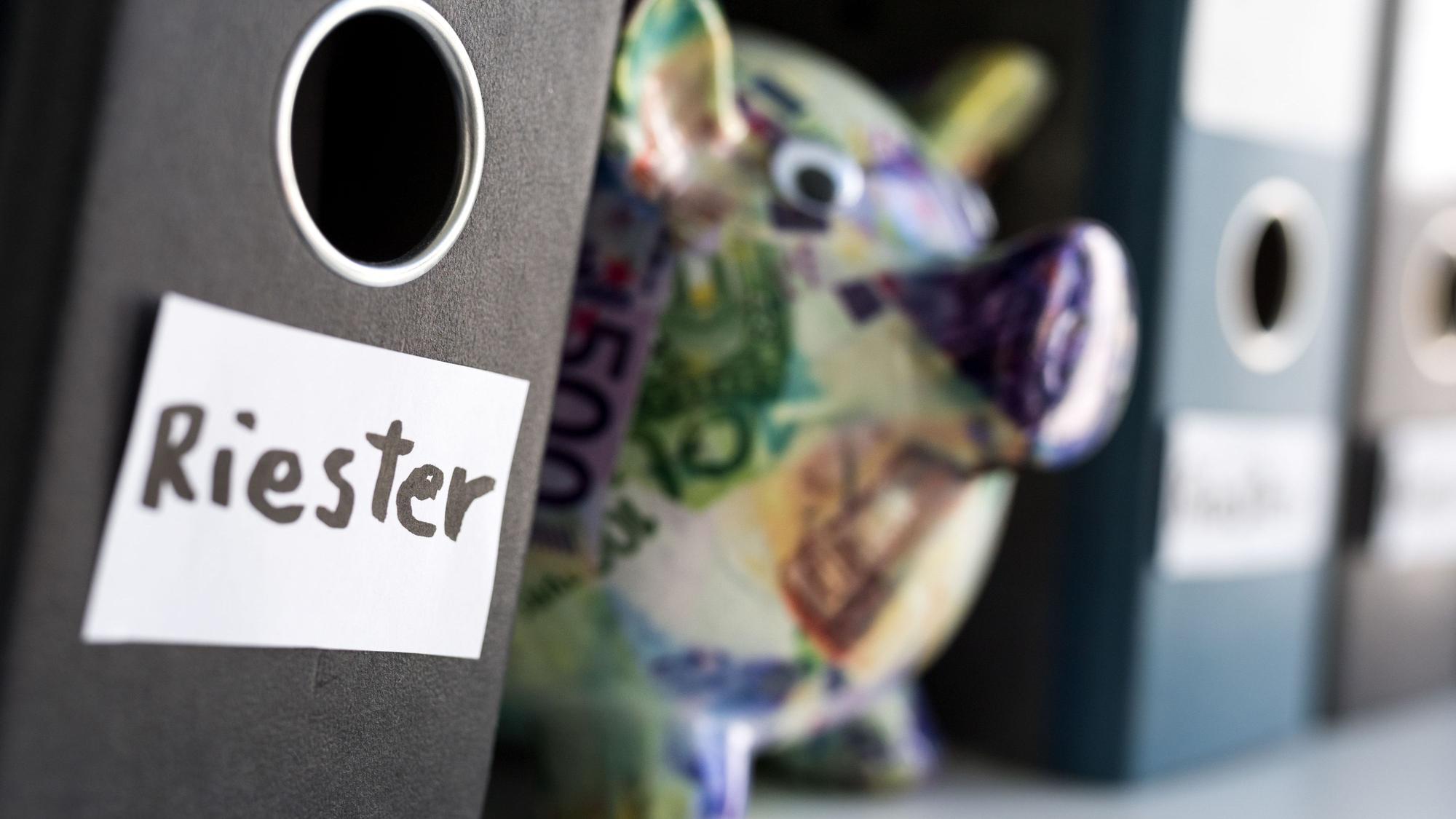 Wird der Riester-Vertrag fällig, sollten Verbraucher sich fragen: Lohnt die monatliche Rente sich wirklich?