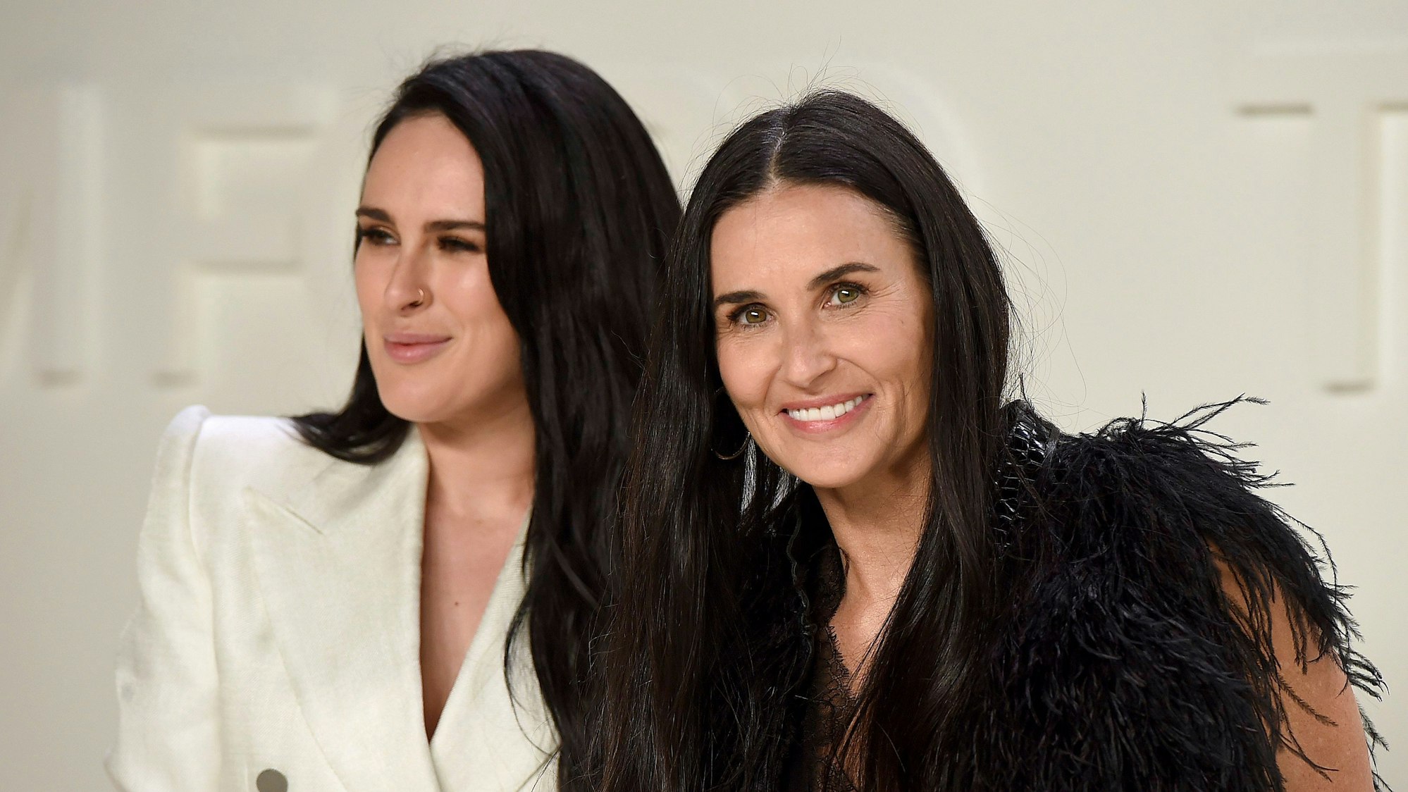 Rumer Willis, US-amerikanische Schauspielerin (l) und Demi Moore, US-amerikanische Schauspielerin, besuchen in den Milk Studios die Tom-Ford-Show.