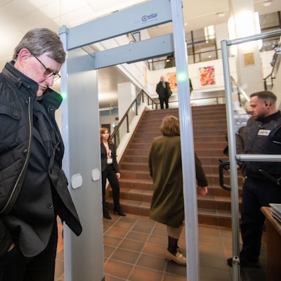 ARCHIV - 28.03.2023, Nordrhein-Westfalen, Köln: Kardinal Rainer Maria Woelki wartet im Foyer des Landgerichts vor der Sicherheitsschleuse. Woelki sollte vor dem Gericht im Rahmen einer Beweisaufnahme vernommen werden.