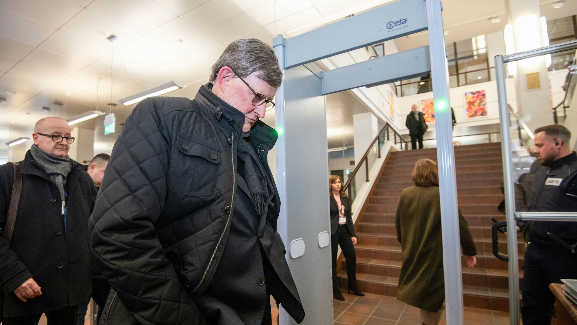 ARCHIV - 28.03.2023, Nordrhein-Westfalen, Köln: Kardinal Rainer Maria Woelki wartet im Foyer des Landgerichts vor der Sicherheitsschleuse. Woelki sollte vor dem Gericht im Rahmen einer Beweisaufnahme vernommen werden.