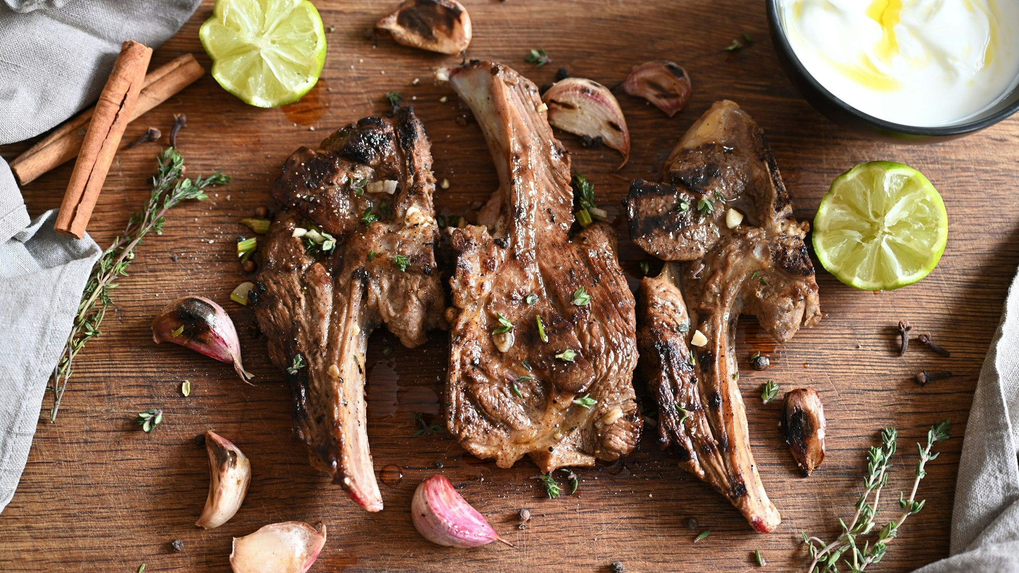Lammkoteletts liegen auf einem Tisch.