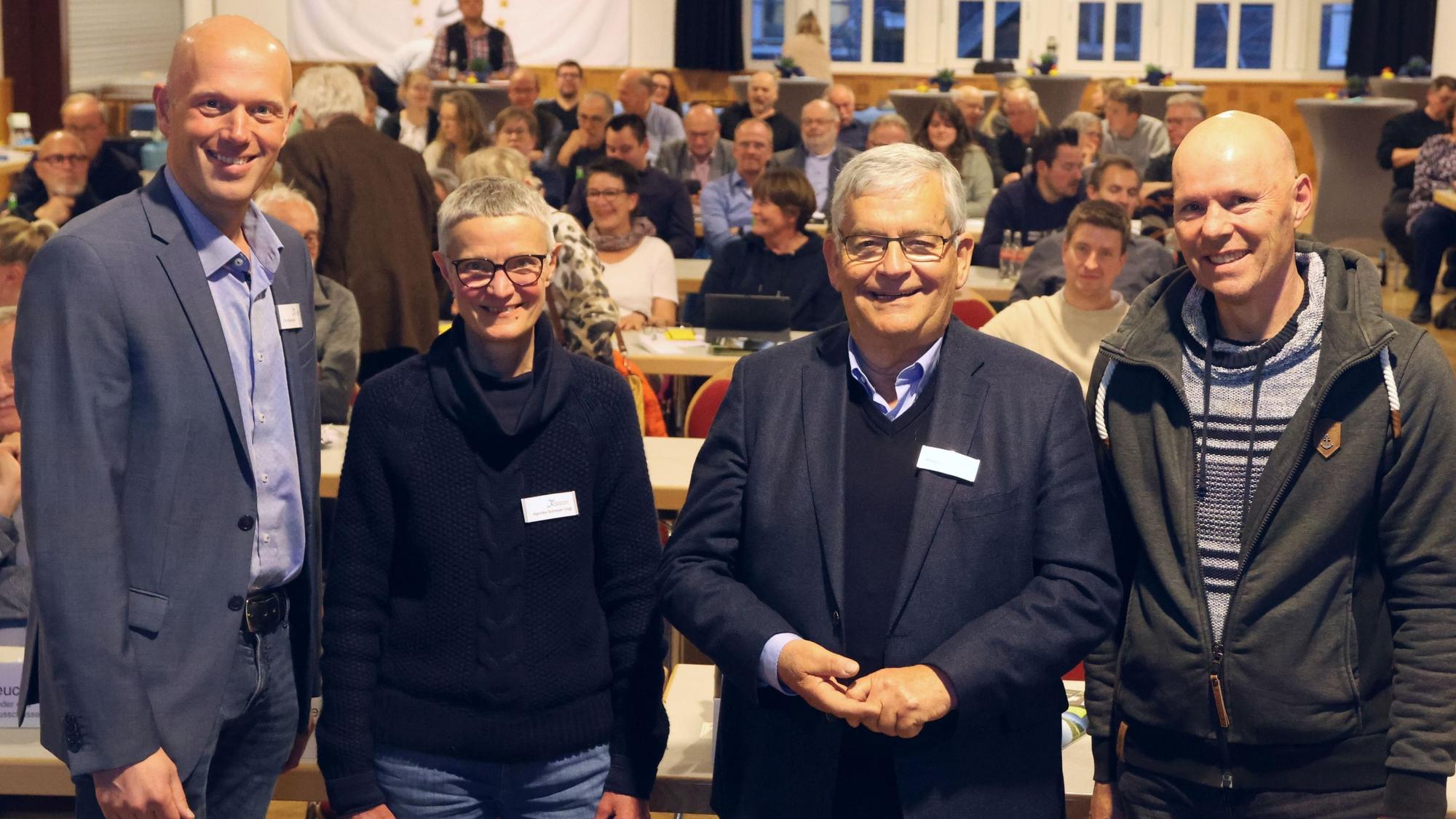 Zu sehen ist eine Gruppe von vier Menschen.